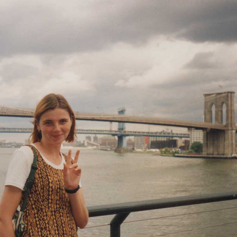 Christina Zehetner vor der Brooklynbridge in New York Beraterin mit Humor - Christina Zehetner war Aupair in New York